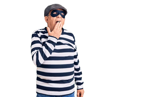 Senior Stilig Man Bär Inbrottstjuv Mask Och Shirt Uttråkad Gäspande — Stockfoto