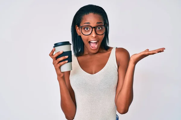 Jonge Afro Amerikaanse Vrouw Houdt Afhaalkoffie Vieren Overwinning Met Een — Stockfoto