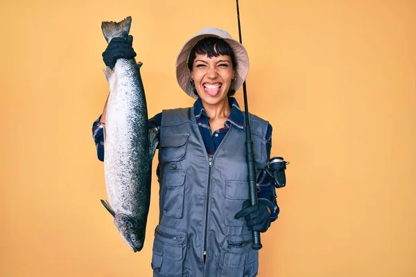 Hermosa Mujer Pescadora Morena Sosteniendo Caña Pescar Salmón Crudo Que —  Fotos de Stock