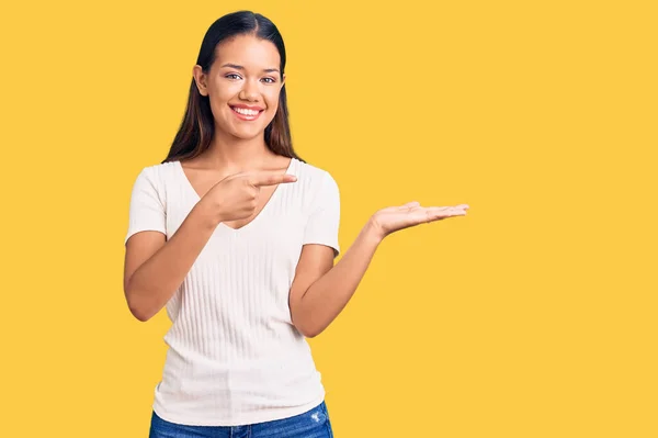 Menina Latina Bonita Nova Vestindo Camisa Branca Casual Espantado Sorrindo — Fotografia de Stock