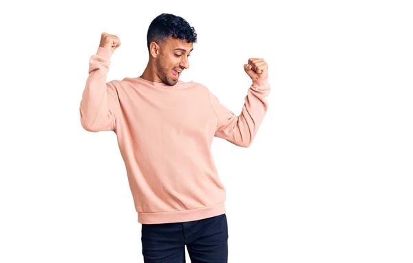Junger Hispanischer Mann Lässiger Kleidung Tanzt Fröhlich Und Fröhlich Lächelnd — Stockfoto