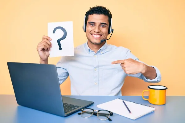 Junger Gutaussehender Hispanischer Mann Mit Fragezeichen Als Kundenbetreuung Zeigt Mit — Stockfoto