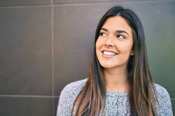 Giovane Bella Ragazza Ispanica Sorridente Felice Appoggiata Muro Della Città — Foto Stock