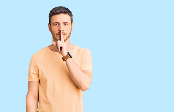 Joven Guapo Con Oso Vistiendo Una Camiseta Amarilla Casual Pidiendo —  Fotos de Stock