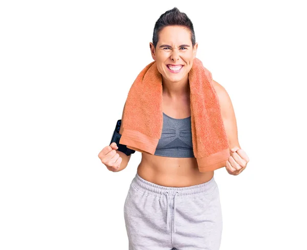 Young Woman Short Hair Wearing Sportswear Towel Using Smartphone Very — Stock Photo, Image