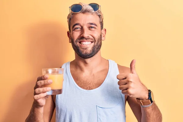 Young Handsome Blond Man Beard Vacation Drinking Glass Healthy Orange — Stock Photo, Image