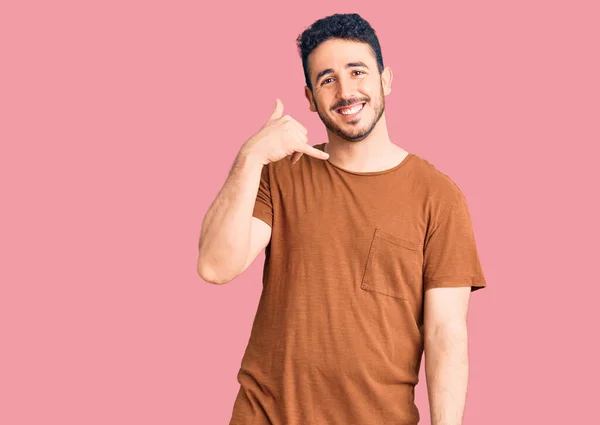 Günlük Kıyafetler Giymiş Gülümseyen Genç Spanyol Adam Telefonla Parmak Hareketleri — Stok fotoğraf