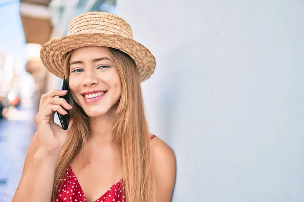 Joven Chica Turista Caucásica Sonriendo Feliz Hablando Teléfono Inteligente Apoyado —  Fotos de Stock