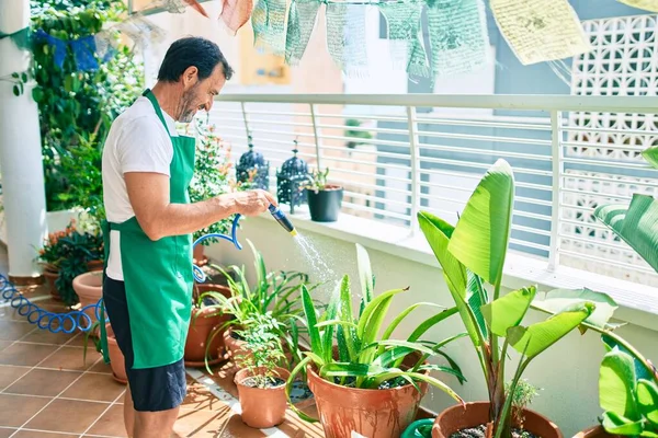 Middelbare Leeftijd Man Met Baard Glimlachend Gelukkig Water Geven Van — Stockfoto