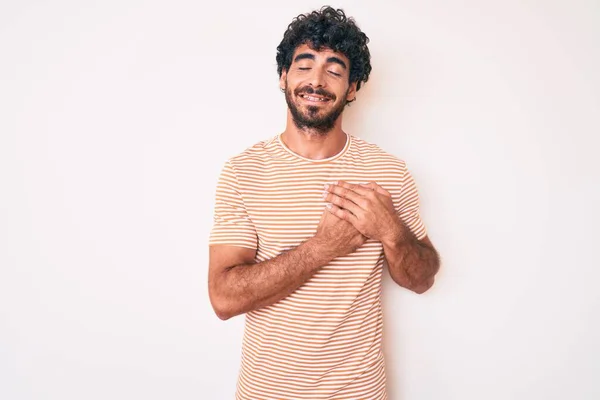 Jovem Bonito Com Cabelo Encaracolado Urso Vestindo Camiseta Listrada Casual — Fotografia de Stock