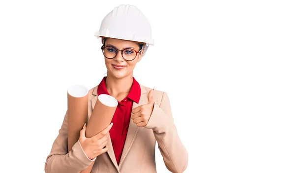 Jovem Mulher Bonita Vestindo Arquiteto Hardhat Óculos Segurando Plantas Sorrindo — Fotografia de Stock