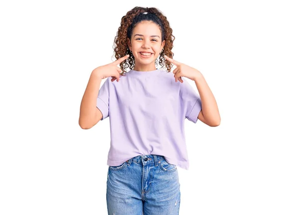 Hermosa Niña Con Pelo Rizado Con Ropa Casual Sonriendo Alegre — Foto de Stock