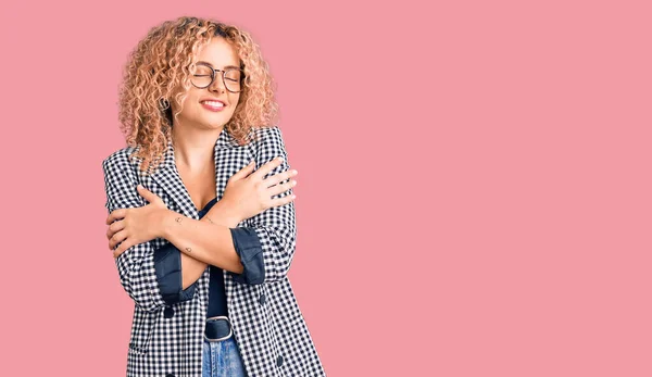 Mujer Rubia Joven Con Pelo Rizado Con Chaqueta Negocios Gafas — Foto de Stock