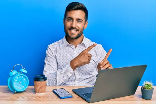 Bonito Homem Hispânico Trabalhando Usando Laptop Escritório Sorrindo Olhando Para — Fotografia de Stock