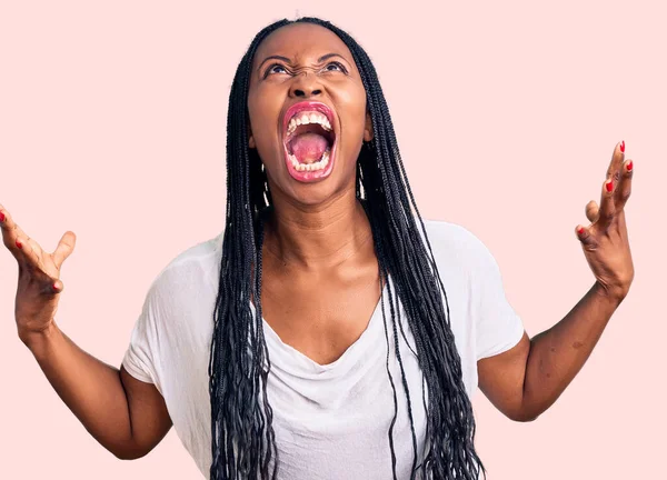 Молодая Африканская Американка Одетая Повседневную Одежду Сумасшедшая Кричащая Кричащая Агрессивным — стоковое фото