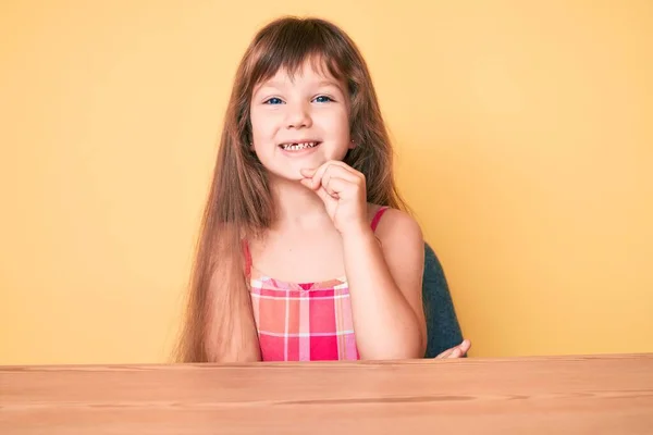 Klein Blank Meisje Met Lang Haar Casual Kleding Tafel Glimlachend — Stockfoto