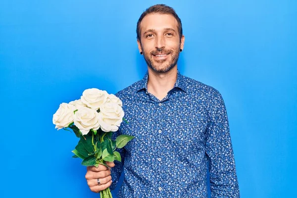 Fiatal Jóképű Férfi Kezében Virágok Néz Pozitív Boldog Álló Mosolygó — Stock Fotó