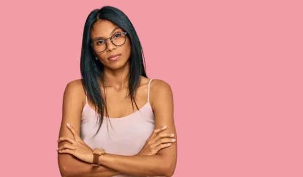 Mujer Afroamericana Joven Vestida Con Ropa Casual Gafas Escépticas Nerviosas —  Fotos de Stock