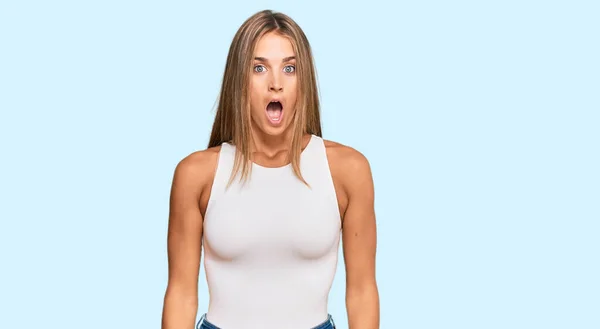 Young Blonde Woman Wearing Casual Style Sleeveless Shirt Afraid Shocked — Stock Photo, Image