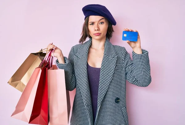 Ung Vacker Kvinna Bär Basker Med Shoppingväskor Och Kreditkort Skeptisk — Stockfoto