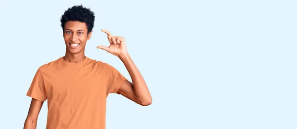 Joven Hombre Afroamericano Vistiendo Ropa Casual Sonriente Confiado Gesto Con —  Fotos de Stock