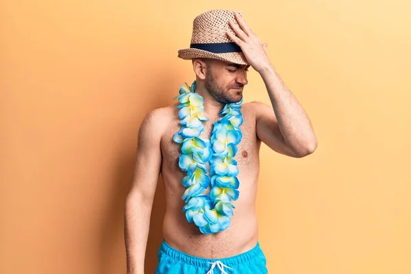 Ung Stilig Skallig Man Skjorta Utan Badkläder Och Hawaiian Lei — Stockfoto
