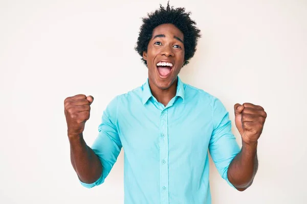 Bel Homme Afro Américain Aux Cheveux Afro Portant Des Vêtements — Photo