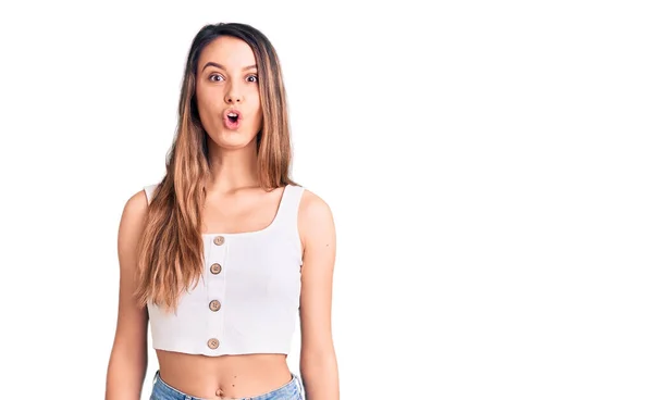 Junge Schöne Mädchen Tragen Legeres Ärmelloses Shirt Angst Und Schockiert — Stockfoto