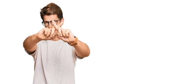 Hombre Caucásico Guapo Usando Ropa Casual Gafas Expresión Rechazo Cruzando —  Fotos de Stock