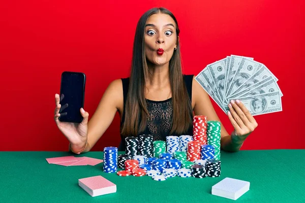 Νεαρή Ισπανίδα Που Παίζει Πόκερ Κρατώντας Smartphone Και Δολάρια Κάνοντας — Φωτογραφία Αρχείου