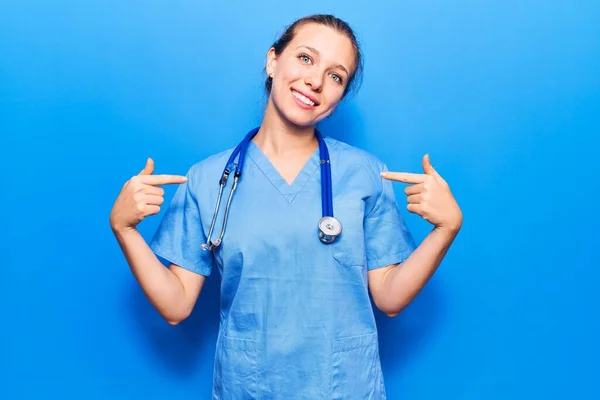 Junge Blonde Frau Arztuniform Und Stethoskop Sieht Selbstbewusst Mit Einem — Stockfoto