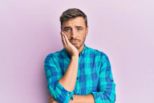 Snygg Kaukasier Man Bär Casual Kläder Tänker Ser Trött Och — Stockfoto