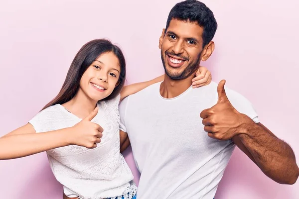 Ung Far Och Dotter Vardagskläder Gör Glada Tummen Upp Gest — Stockfoto