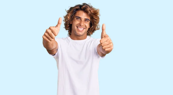 Νεαρός Ισπανός Που Φοράει Λευκό Μπλουζάκι Εγκρίνοντας Κάνει Θετική Χειρονομία — Φωτογραφία Αρχείου