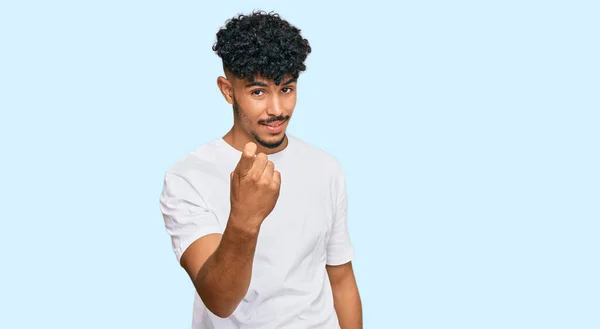 Gündelik Beyaz Tişört Giyen Genç Arap Adam Seni Buraya Davet — Stok fotoğraf