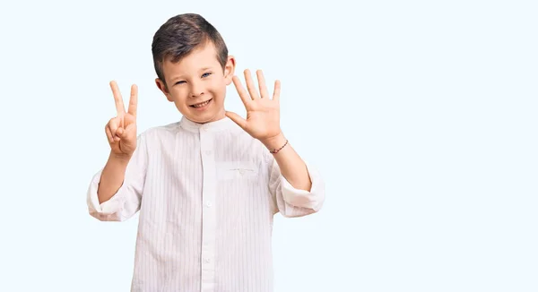 Lindo Niño Rubio Con Camisa Elegante Mostrando Apuntando Hacia Arriba —  Fotos de Stock