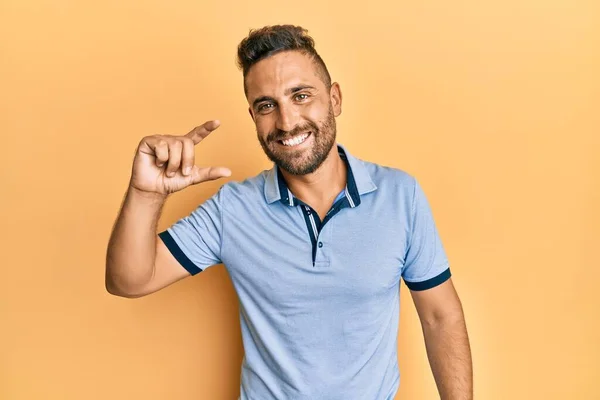 Hombre Guapo Con Barba Vistiendo Ropa Casual Sonriente Con Gesto —  Fotos de Stock