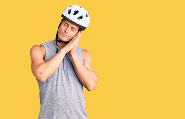 Joven Hombre Guapo Con Casco Bicicleta Durmiendo Cansado Soñando Posando —  Fotos de Stock