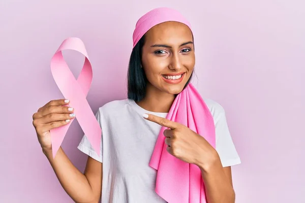 Mujer Morena Joven Con Pañuelo Cabeza Celebración Cinta Cáncer Rosa — Foto de Stock