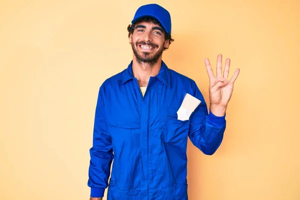 Knappe Jongeman Met Krullend Haar Beer Dragen Bouwer Jumpsuit Uniform — Stockfoto