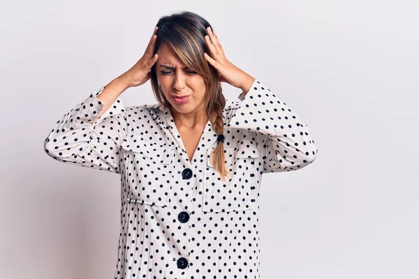 Mujer Hermosa Joven Con Vestido Casual Con Mano Cabeza Dolor — Foto de Stock