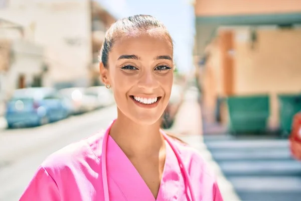 若いヒスパニック系の医者の女性の笑顔幸せ街の通りを歩く — ストック写真