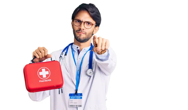 Bell Uomo Ispanico Che Indossa Cappotto Medico Che Tiene Kit — Foto Stock