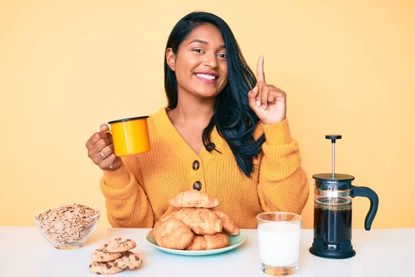 Beautiful Latin Young Woman Long Hair Sitting Table Having Breakfast — Stock Photo, Image