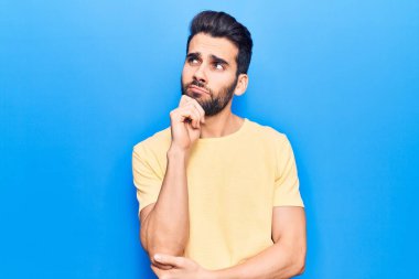 Sakallı, sıradan tişörtler giyen genç ve yakışıklı bir adam şüphe üzerine yoğunlaşmıştı. 