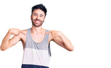 Günlük kıyafetler giyen, kendine güveni olan, kendini gururlu ve mutlu gösteren genç İspanyol bir adam.. 