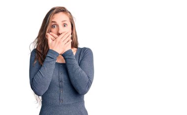 Gündelik elbise giyen genç ve güzel sarışın kadın yanlışlıkla elleri ile ağzını kapatırken şok oldu. gizli kavram. 