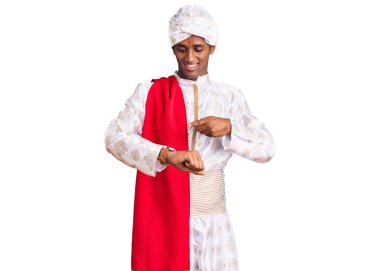 Gelenek giyinmiş Afrikalı yakışıklı bir adam Sherwani sari giysisi giyiyordu. Aceleyle zamanı, sabırsızlığı ve gecikmeyi işaret ediyordu. 