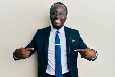 Yakışıklı, takım elbiseli ve kravatlı genç bir adam. Kendine güvenen, yüzünde gülümseme olan, kendini gururlu ve mutlu gösteren bir adam.. 