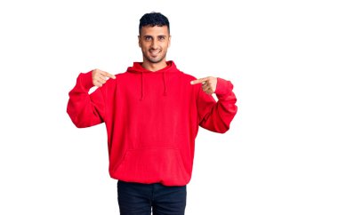 Günlük kıyafetler giyen, kendine güveni olan, kendini gururlu ve mutlu gösteren genç İspanyol bir adam.. 